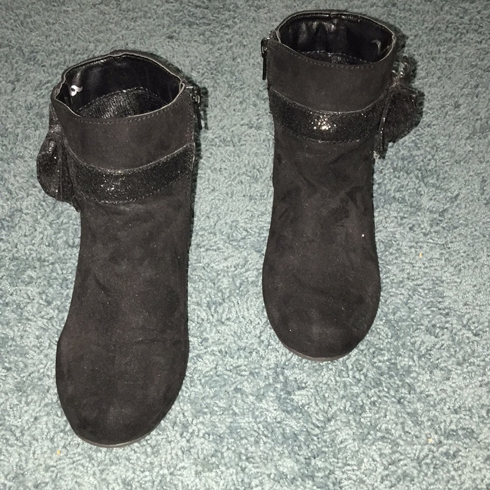 Girl’s black suede- like boots size 2